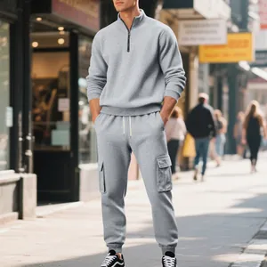 Conjunto de sudadera gris con cremallera corta y pantalón cargo para hombre en calle