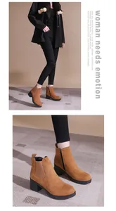 Détail de bottines en daim marron pour femme avec talon épais et fermeture éclair latérale
