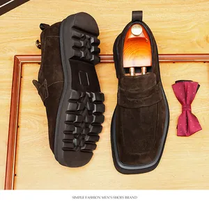 Vista detallada de mocasines de ante marrón para hombre con suela de lengüeta gruesa.