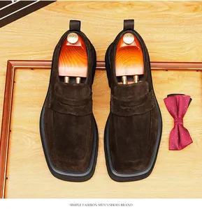 Vista detallada de mocasines de ante marrón para hombre con una elegante suela negra gruesa