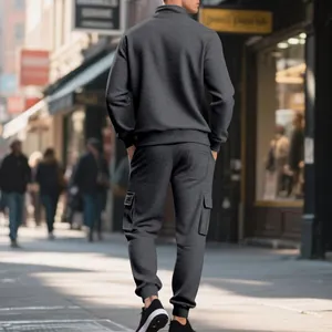 Vista trasera de chándal de forro polar gris para hombre con pantalones cargo y cremallera.