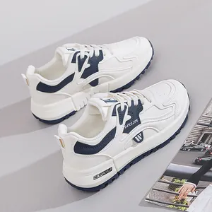 Detailansicht weiß-blauer Damen-Chunky-Sneaker mit Plateausohle