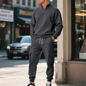 Vista detallada del chándal térmico gris para hombre con top de cremallera y pantalón cargo