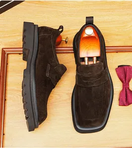 Vista detallada de mocasines de ante marrón para hombre con punta cuadrada vintage.