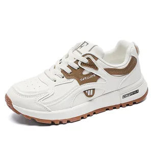 Seitenansicht atmungsaktiver Damen Dad-Sneaker in Weiß und Braun mit dicker Sohle
