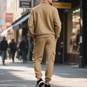 Vista trasera de un chándal cargo caqui usado por un modelo en una calle urbana