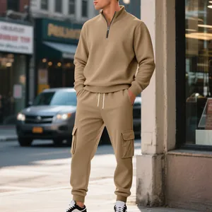 Conjunto vintage caqui de hombre con sudadera de media cremallera y pantalón cargo de invierno