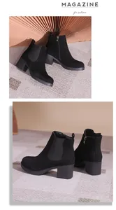 Détail des bottines en daim noir à talon bloc avec fermeture éclair et panneau élastique.