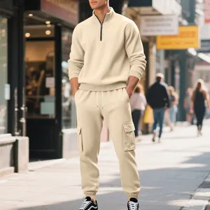 Conjunto de chándal de forro polar crema para hombre con sudadera y pantalones cargo.