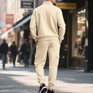 Vista trasera de chándal cargo beige para hombre con forro polar en una calle urbana.