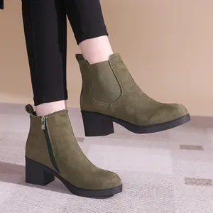 Élégantes bottines en daim vert olive à bout rond et talon épais pour femmes modernes