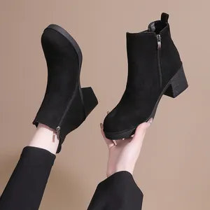 Élégantes bottines en daim noir à talons épais avec bout rond et fermeture éclair