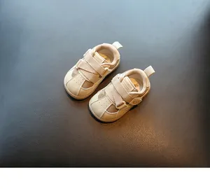 Vue détaillée de dessus de chaussures de marche pour bébé beige avec velcro double