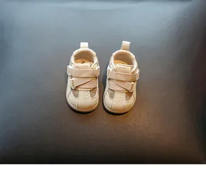 Vue de dessus de chaussures de marche beiges pour tout-petits avec bandes Velcro.