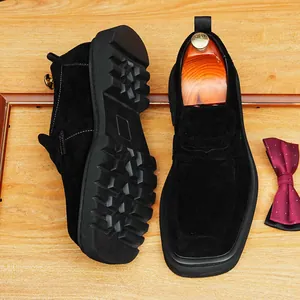 Heren loafers van zwart suède met dikke plateauzool en een opvallende vierkante neus design.