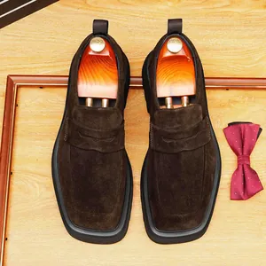 Luxe heren loafers van donkerbruin suède met vierkante neus en dikke platformzool
