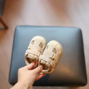 Chaussures de marche pour bébé beige à semelle souple et fermeture velcro réglable