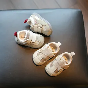 Chaussures de marche confortables pour bébé avec semelles souples et velcro crème.