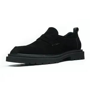 Heren loafers van zwart suède met dikke profielzool en Britse vierkante neus in retro stijl
