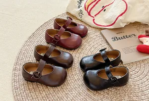 Detailansicht von Mädchen-Mary-Jane-Schuhen im französischen Stil in Schwarz und Braun.