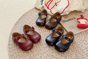 Klassische Mary Jane Schuhe für Mädchen aus Leder in Braun, Burgunder und Schwarz auf Matte.