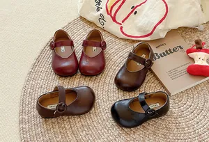 Klassische französische Mary Jane Lederschuhe für Kinder in Rotbraun, Braun und Schwarz.