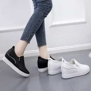 Seitenansicht schicker Damen Sneaker mit verstecktem Keilabsatz in Schwarz und Weiß