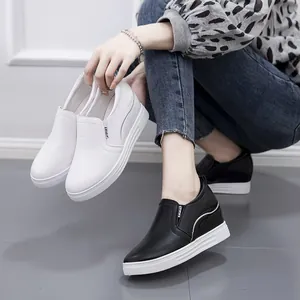 Stilvolle Damen-Sneaker zum Überziehen mit verstecktem Keilabsatz in Schwarz und Weiß