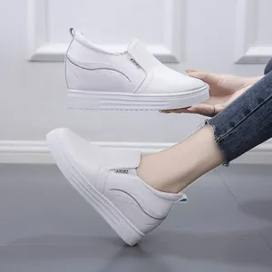 Detailansicht der weißen Plateau-Sneaker zum Hineinschlüpfen mit Keilabsatz