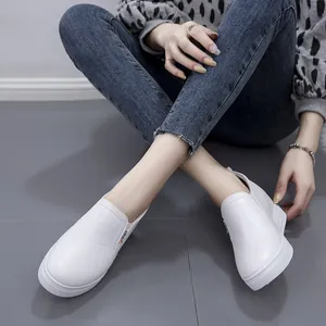 Modische weiße Slipper-Sneaker mit Plateausohle und Keilabsatz für Damen am Modell