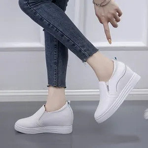 Weiße Plateau-Slip-On-Sneaker mit internem Keilabsatz für einen Erhöhungseffekt