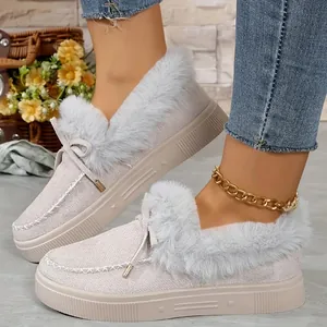 Detailansicht der warmen Damen-Plateau-Loafer mit Pelzfutter und flauschigem Rand.