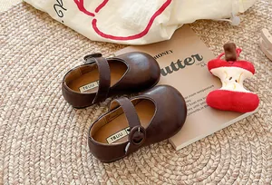 Französische dunkelbraune Mary Jane Lackschuhe für Mädchen mit Schnallenriemen-Detail
