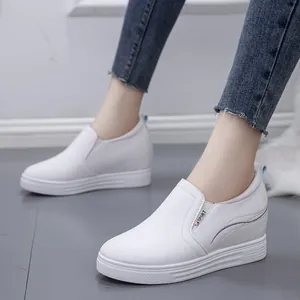 Seitenansicht der weißen Slip-On-Sneaker mit Keilabsatz für Damen und dicker Plateausohle