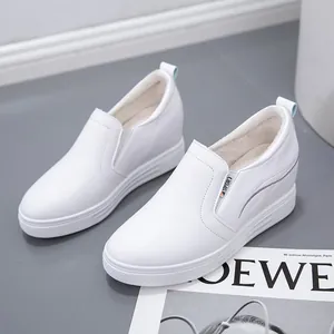 Weiße Plateau-Slipper mit verstecktem Keilabsatz und gemütlichem Plüsch-Innenfutter.