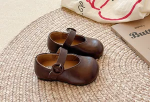 Detailansicht der klassischen braunen Mädchen-Lederhalbschuhe im französischen Stil