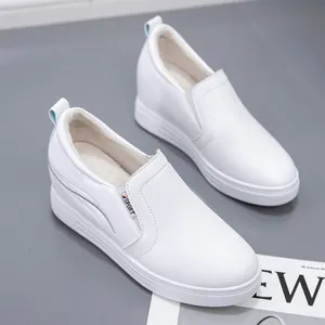 Detailansicht weißer Slipper-Sneaker mit Keilabsatz und dicker Plateausohle