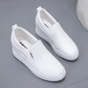 Detaillierte Ansicht der weißen Slip-on-Damenschuhe mit verstecktem Keilabsatz-Design