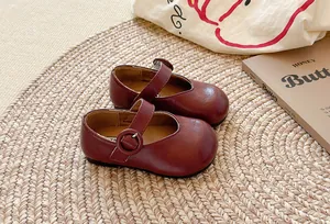Klassische burgunderrote Mary Jane Flachschuhe für Mädchen auf geflochtener Matte