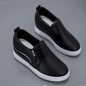 Detailansicht der schwarzen Lederoptik und der dicken weißen Plateausohle dieser Keilsneaker.