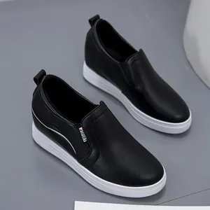 Schwarze Damen-Slipper mit Keilabsatz, Plateau und weißer Sohle für den Herbst.