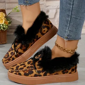 Detailansicht der leopardengemusterten, mit Kunstfell gefütterten Halbstiefel mit Plateausohle