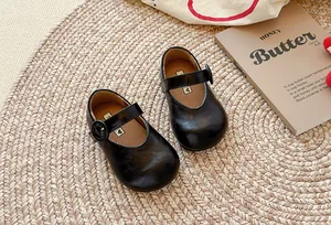 Klassische schwarze Kinder Mary Jane Lederschuhe mit Schnallen in gemütlichem Lifestyle-Ambiente