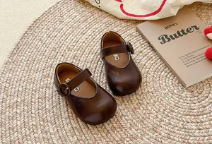 Dunkelbraune Lederschuhe für Mädchen im französischen Stil auf gewebter Matte