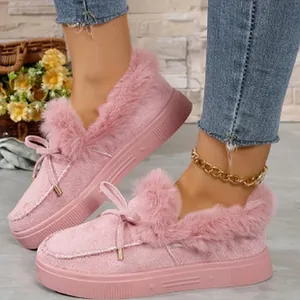 Detailaufnahme der rosa Winter-Slipper mit Kunstfellfutter, Schleife und Metallbesatz