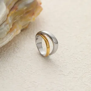 Détail d'une bague en acier inoxydable bicolore au design élégant de feuille