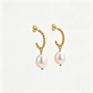 Λεπτομέρεια από χρυσούς στριφτούς κρίκους με κομψά λευκά μπαρόκ μαργαριτάρια σκουλαρίκια