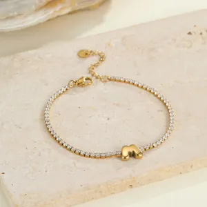 Elegantes vergoldetes Edelstahl-Tennisarmband mit minimalistischem M-förmigem Initialen-Anhänger.
