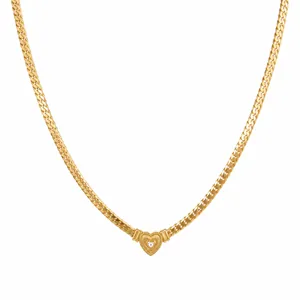 Goudvergulde roestvrijstalen cubaanse schakelketting met hartvormige hanger.