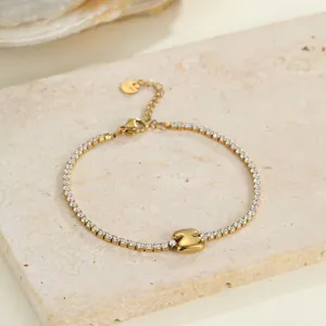 Detail eines minimalistischen goldenen Edelstahlarmbands mit funkelnden Zirkonen.